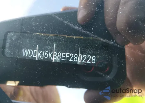 2014 Mercedes-Benz E 350 z USA, uszkodzony, nr VIN WDDKJ5KB8EF280228